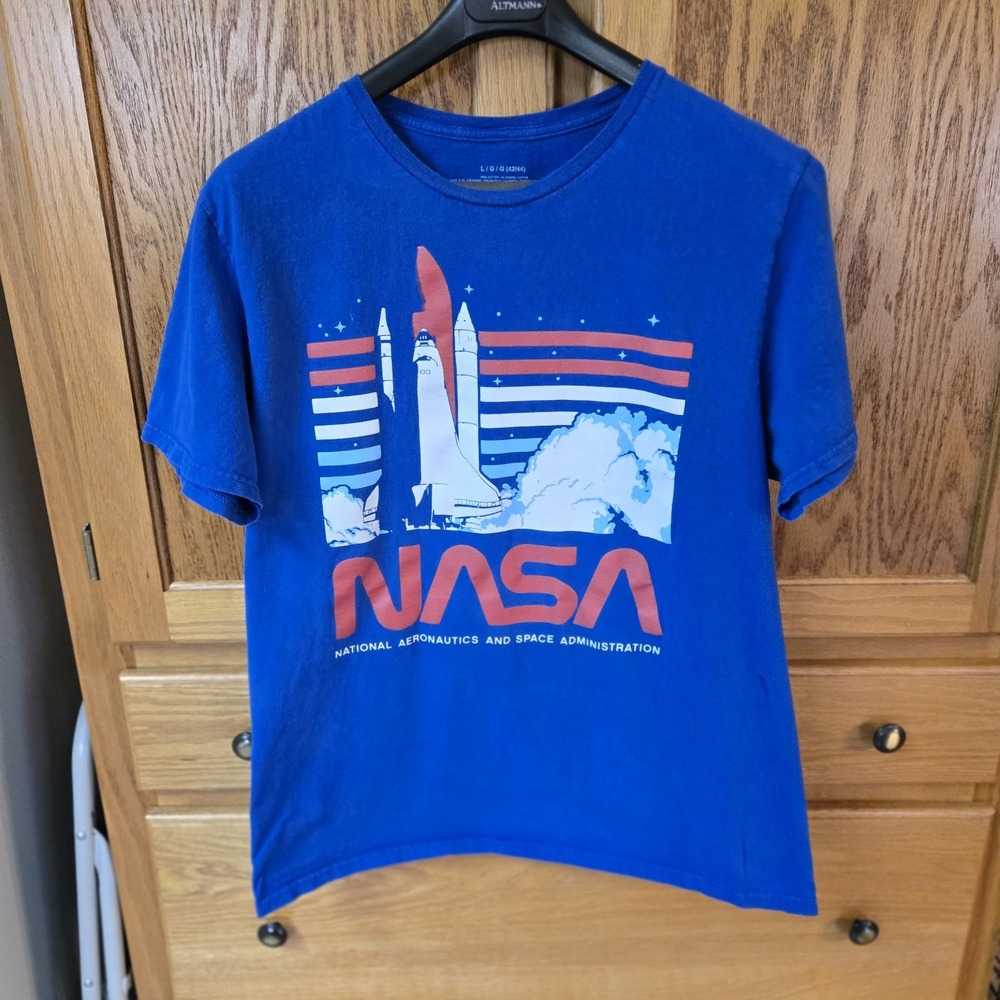 Men's Royal Blue NASA Tee Shirt with Graphic Space  Ship on the Launch Pad EUC